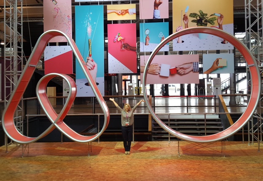 Host educator Katia Blanchard in Halle de la Villette with the Airbnb Open symbol