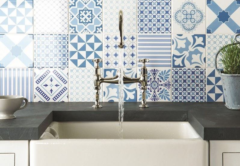 Kitchen splashback with cement tiles