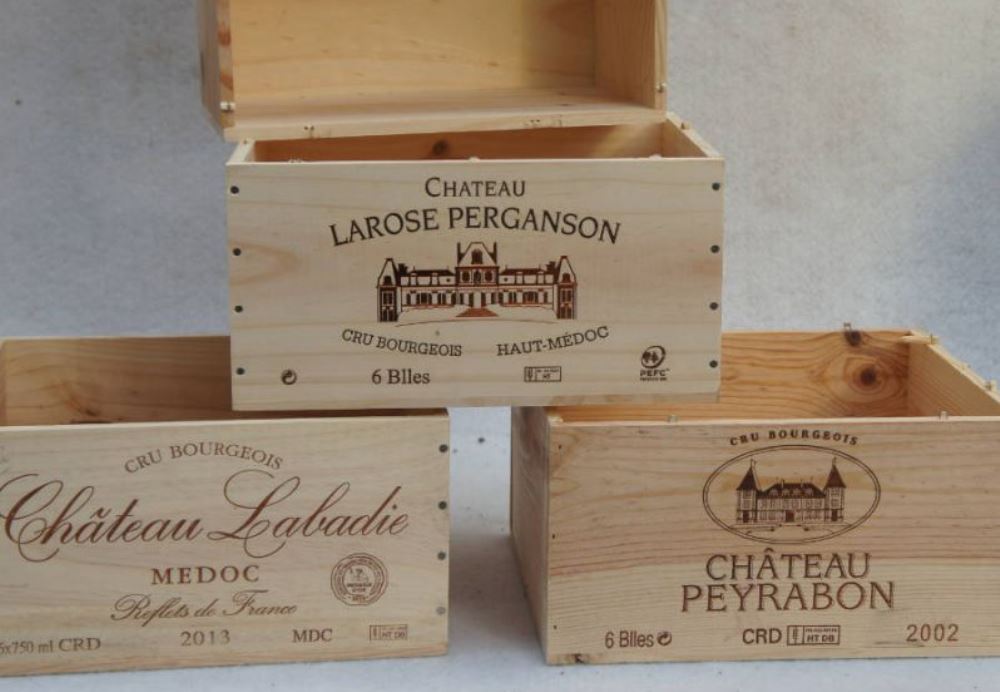 Wooden wine crates with the name of french castles