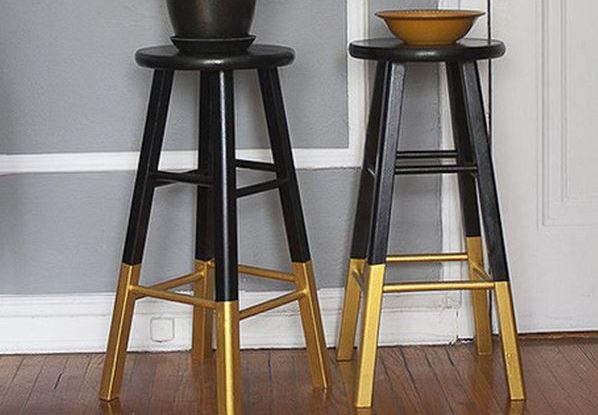Chairs with painted ends in gold color