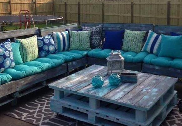 Diy bigger sectional pallet cushioned sofa with pallet coffee table