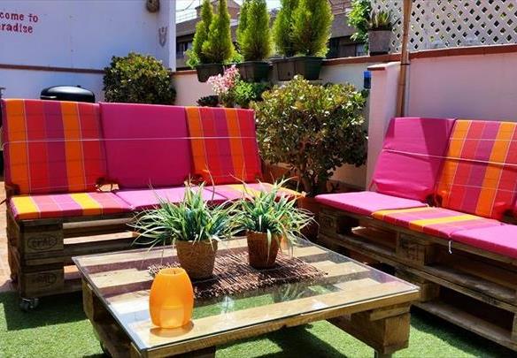 Handamde pallet outdoor sofa with red cushions