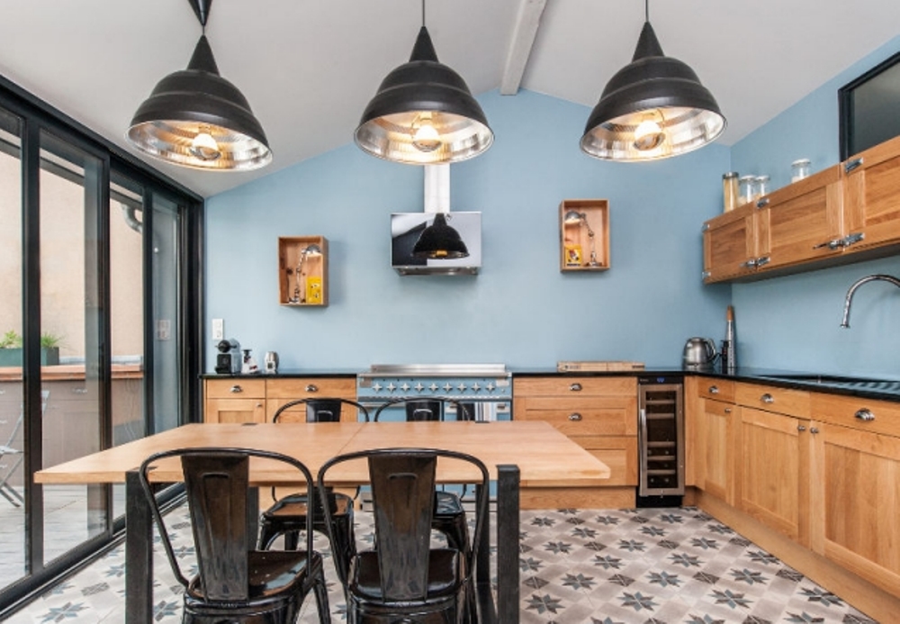 Kitchen with sky blue walls, Pixcity