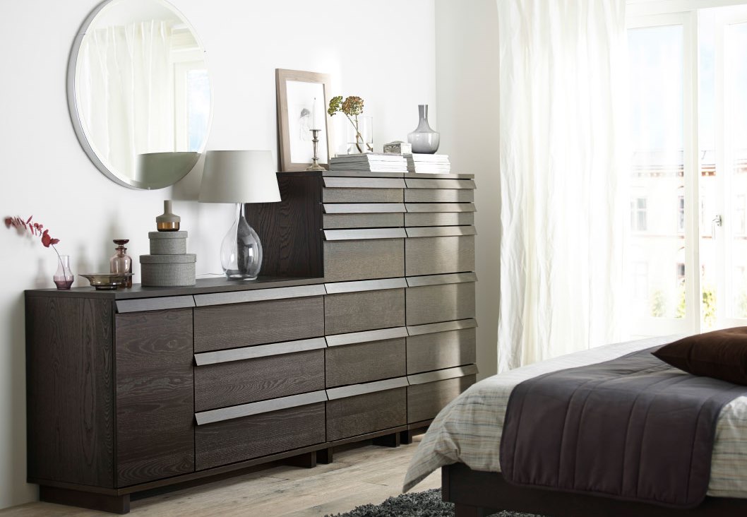 Bedroom with a drawer and decor accessories