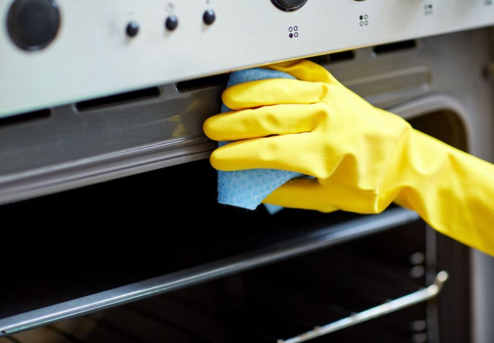 Cleaning an oven